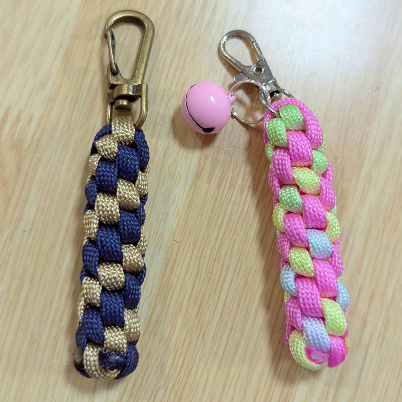 紺×ベージュとパステルのストラップ